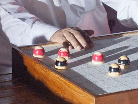 Qatari playing checkers