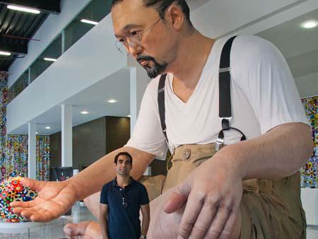 Travis and the six meter high Takashi Murakami